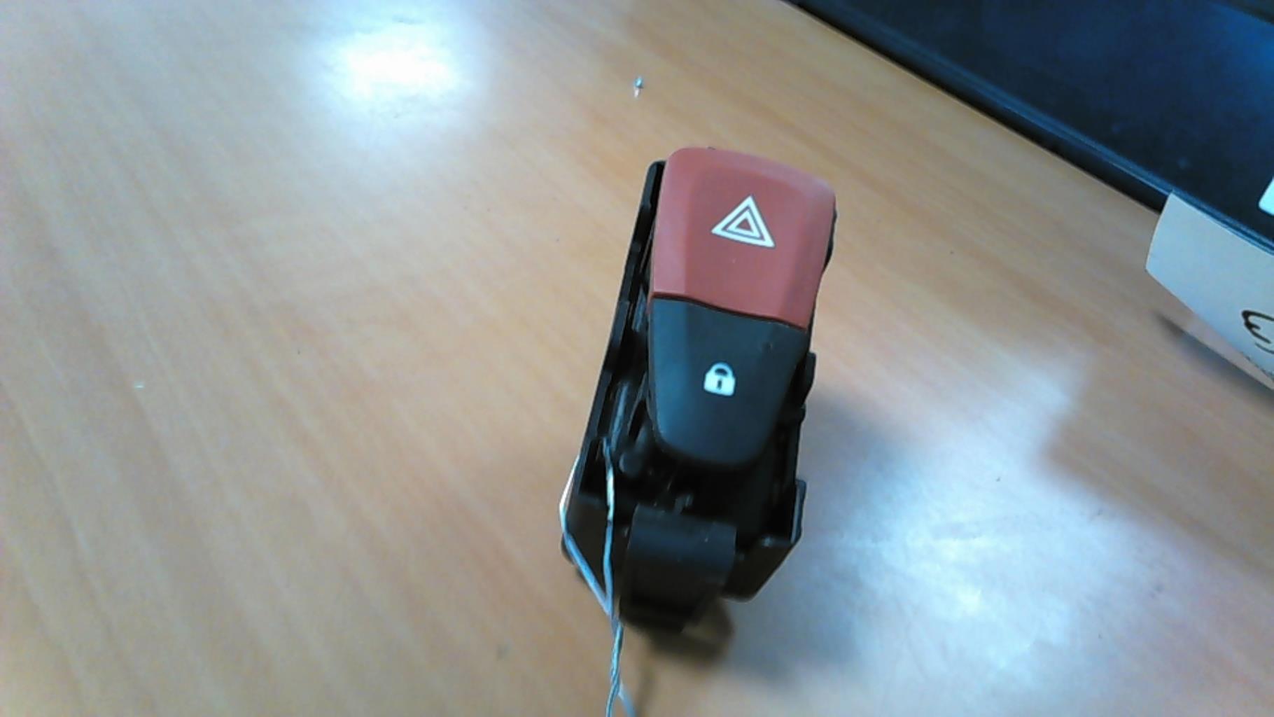 Bouton de warning RENAULT SCENIC 3 PHASE 1 Diesel - 1