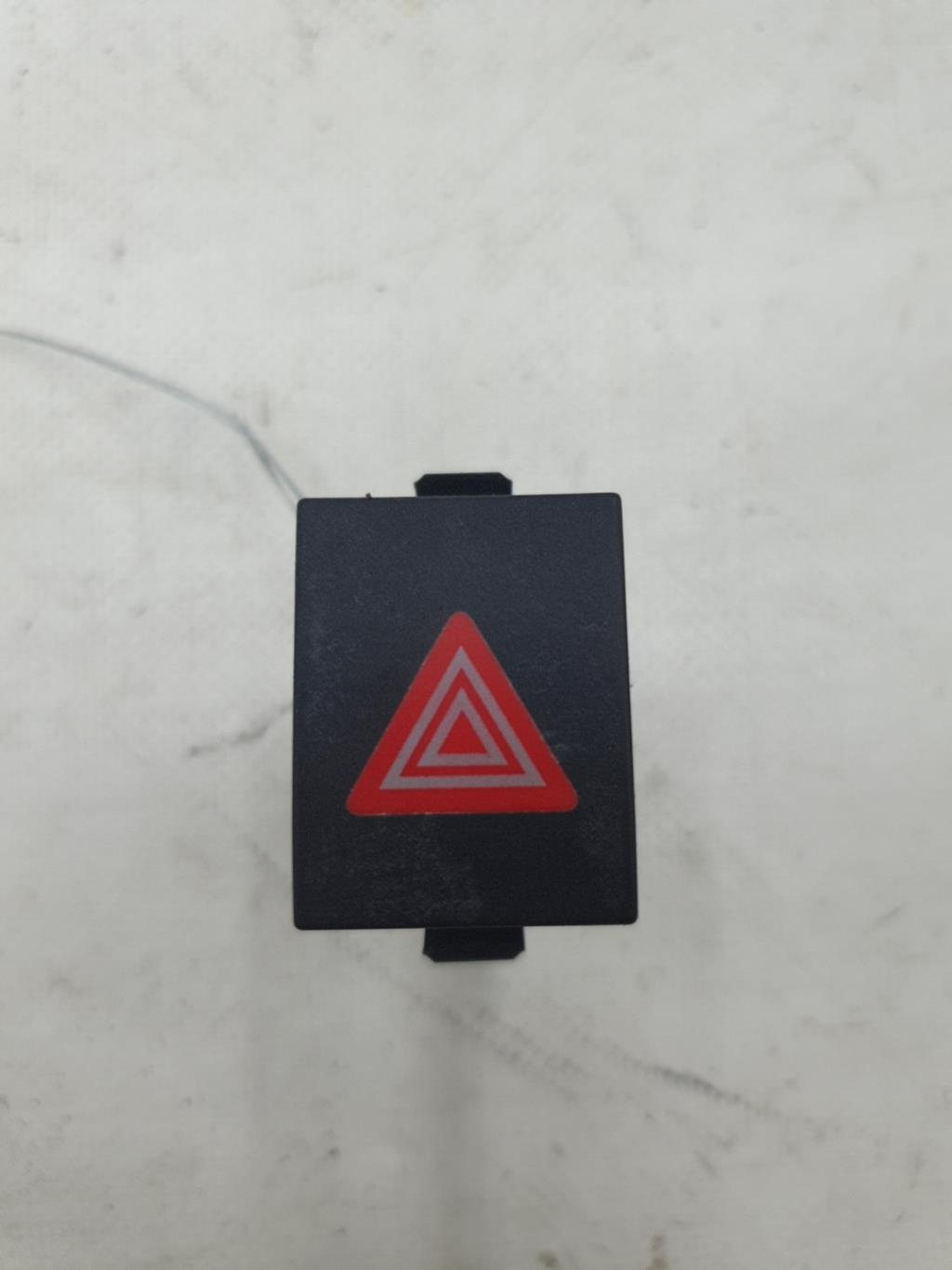 Bouton de warning VOLKSWAGEN POLO 4 PHASE 1 Diesel - 1