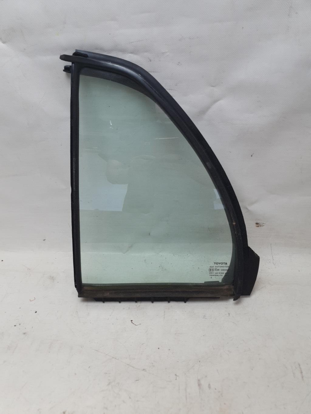 Ventanilla triangular trasera izquierda (puerta) TOYOTA YARIS 2 PHASE 2  - 1