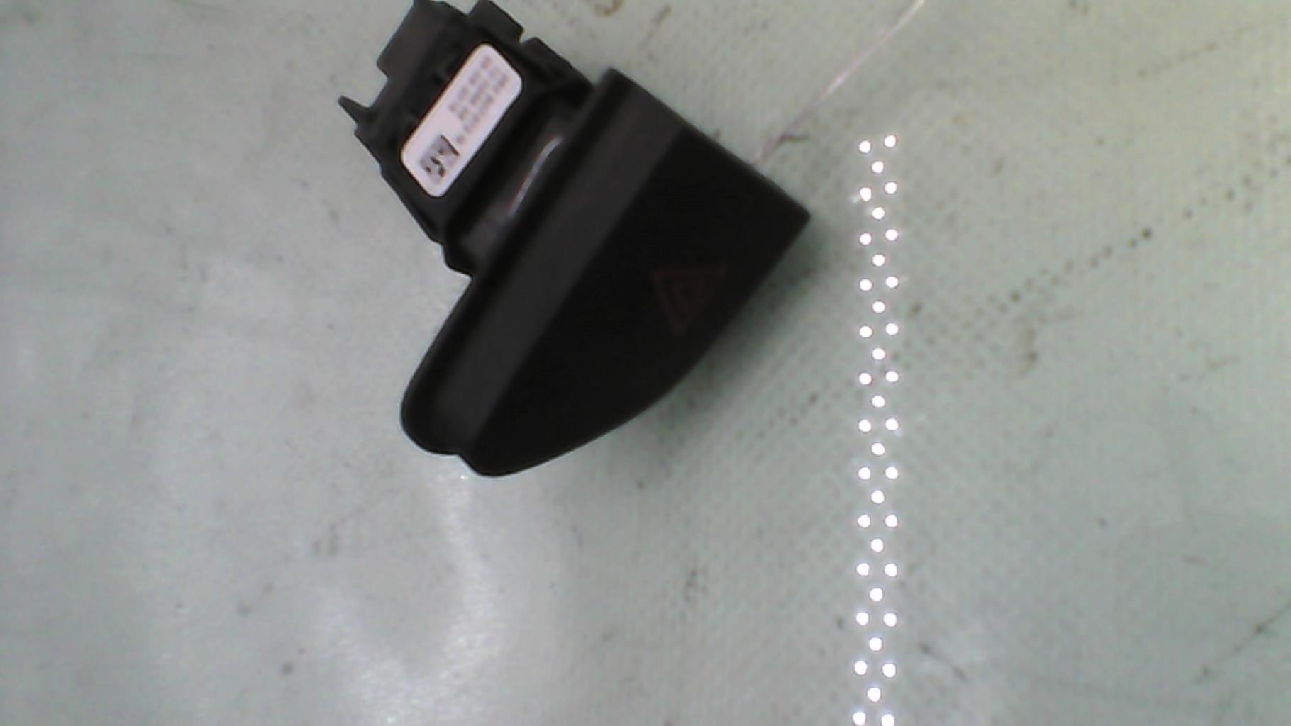 Bouton de warning RENAULT CLIO 4 PHASE 1 Diesel - 1