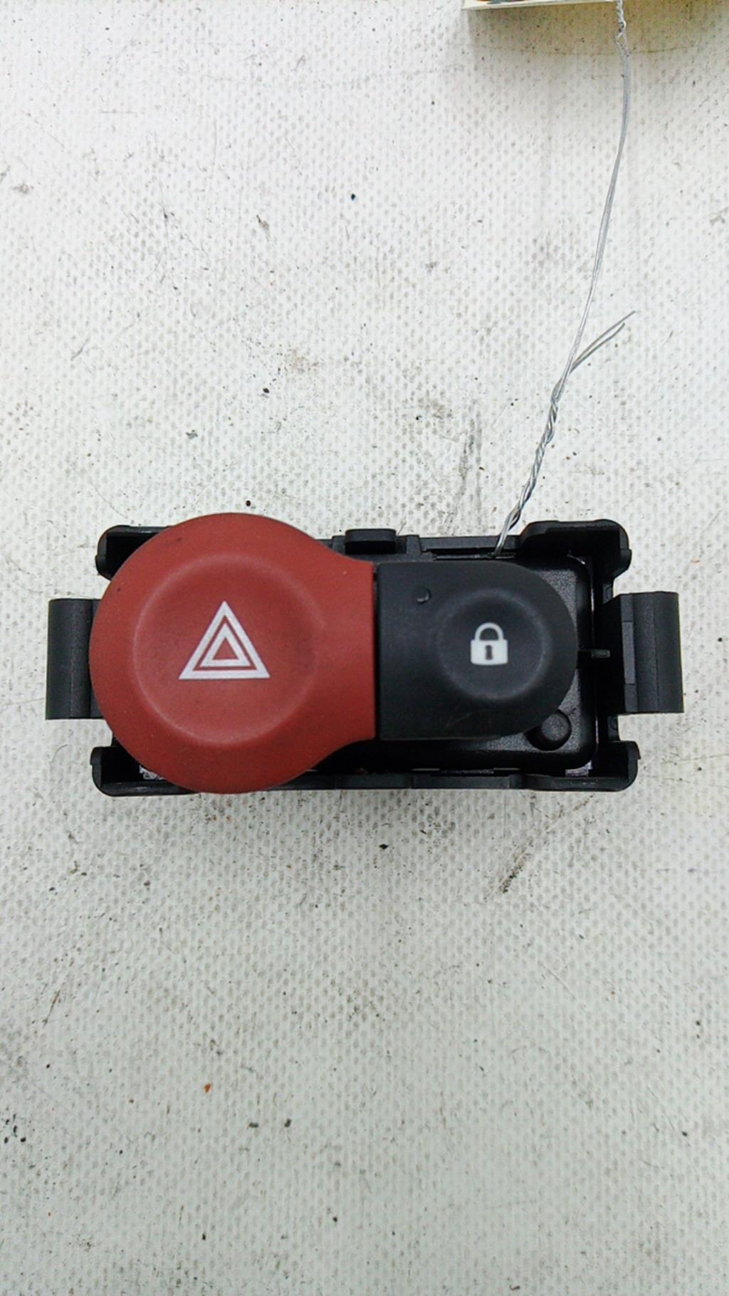 Bouton de warning RENAULT CLIO 3 PHASE 1 Diesel - 1