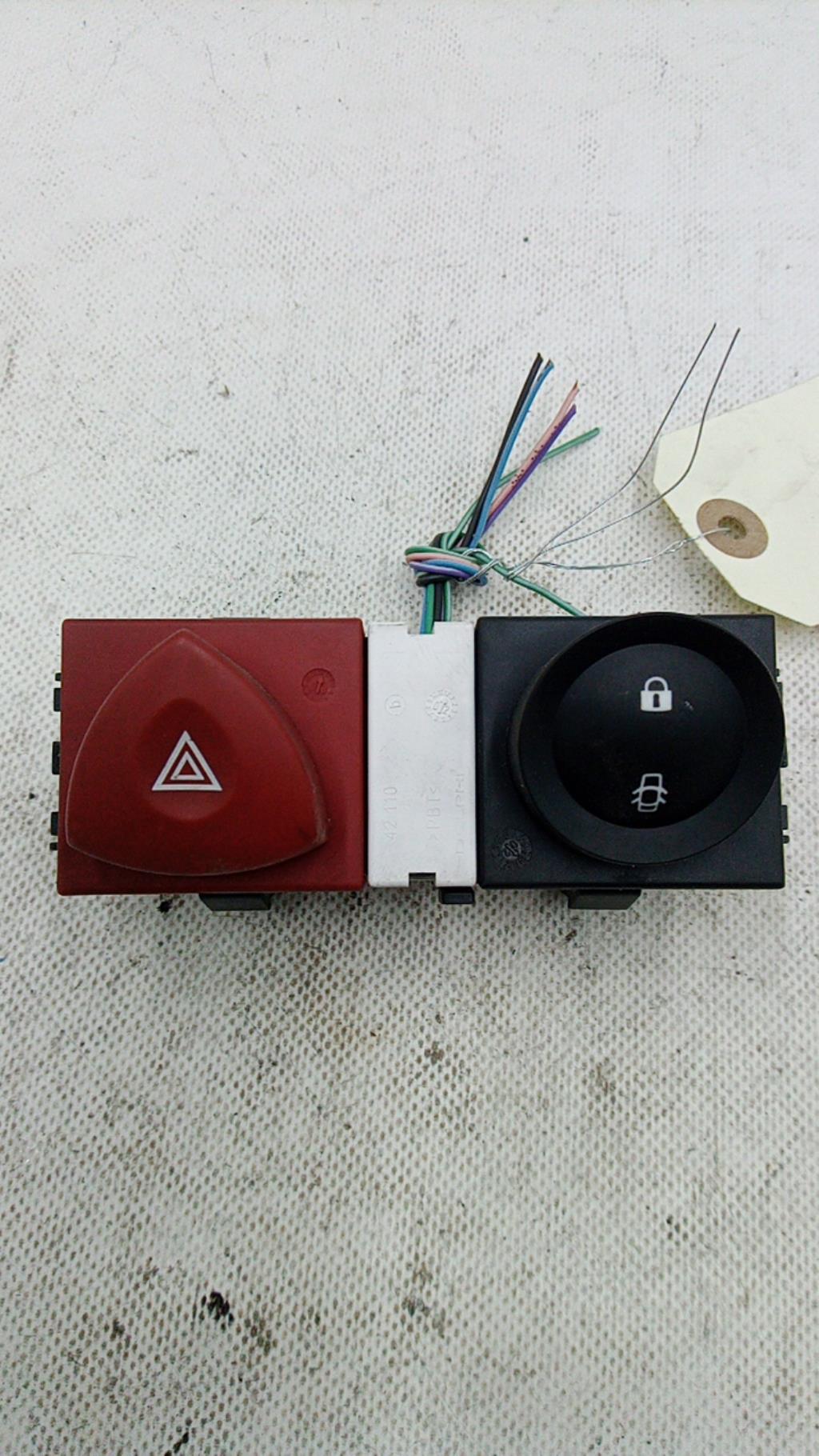 Bouton de warning RENAULT MEGANE 2 PHASE 1 Diesel - 1