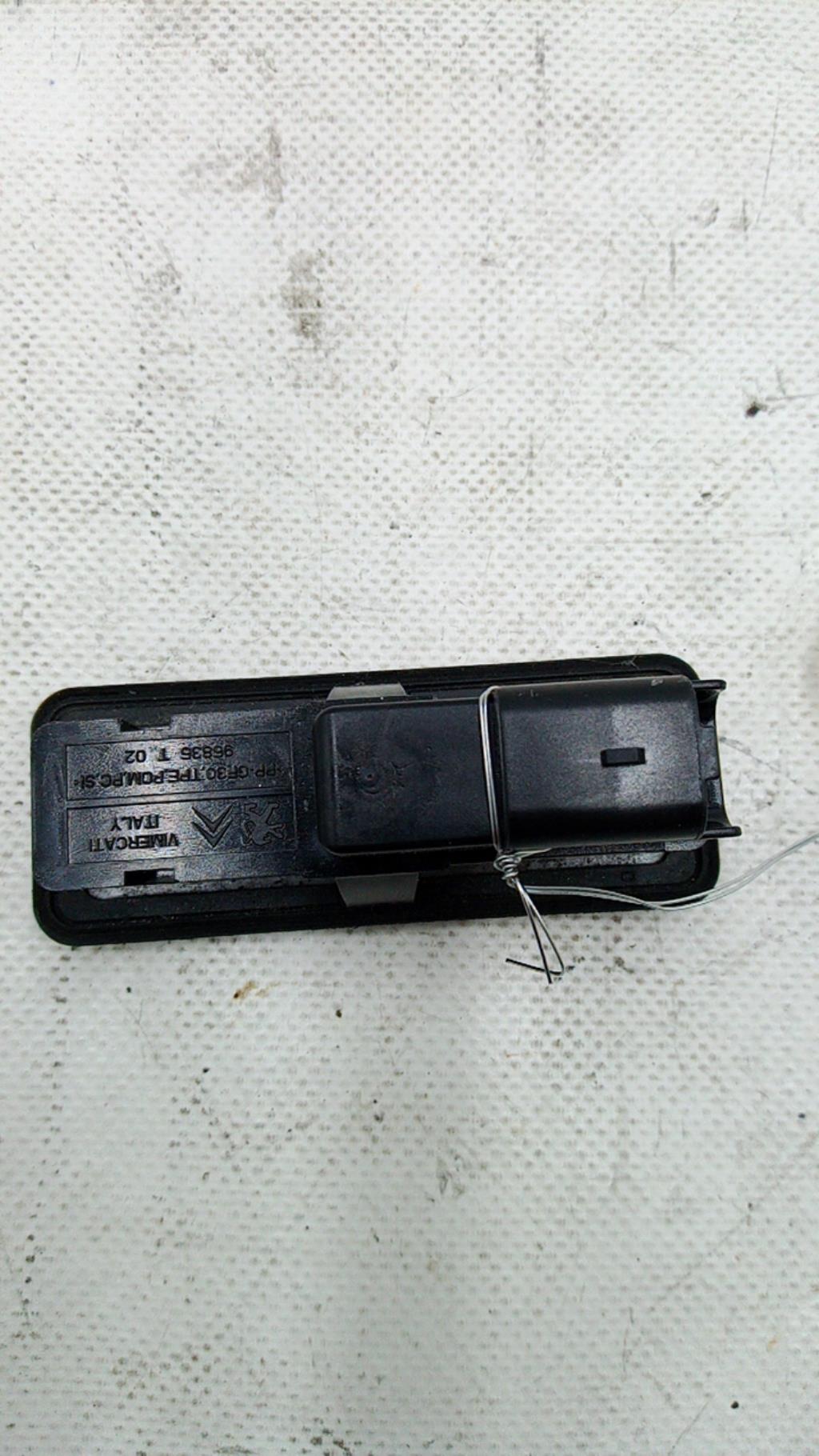 Pulsante del bagagliaio PEUGEOT 2008 1 PHASE 1 Diésel - 1