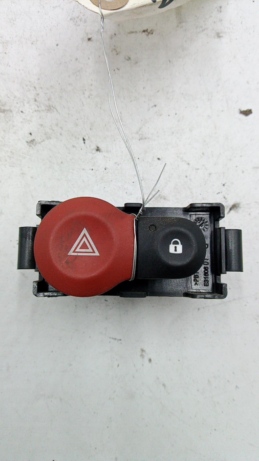 Bouton de warning RENAULT CLIO 3 PHASE 2 Essence - 1