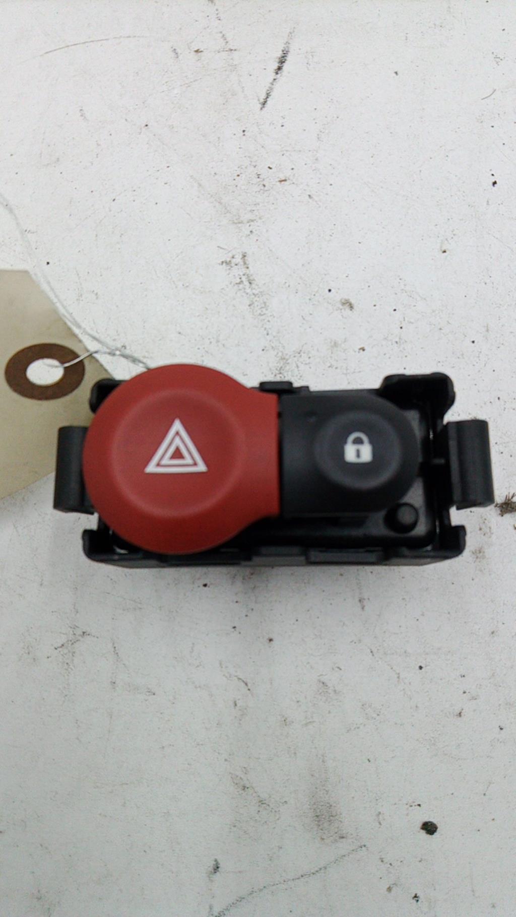 Bouton de warning RENAULT CLIO 3 PHASE 2 Diesel - 1
