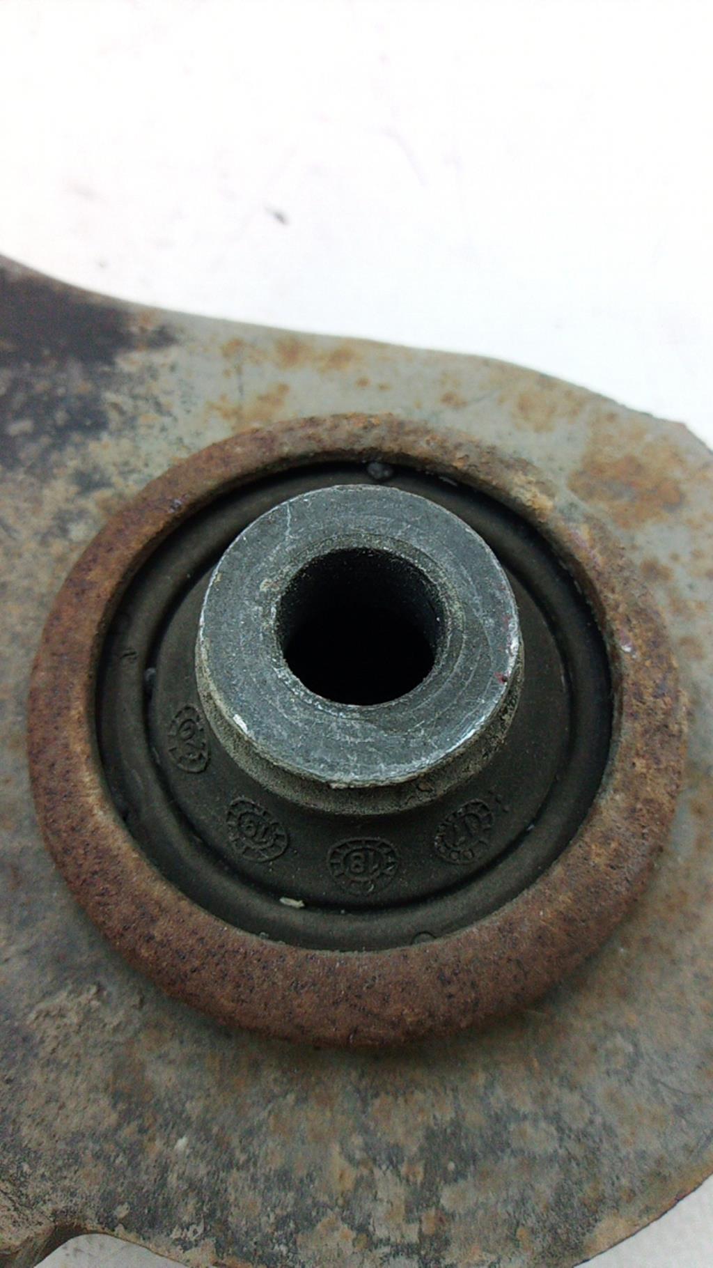 Triangolo inferiore anteriore sinistro RENAULT MEGANE 2 PHASE 1 BREAK Diésel - 1