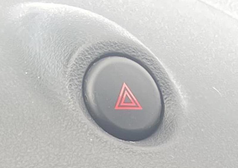 Bouton de warning NISSAN JUKE 1 PHASE 1 Diesel - 1