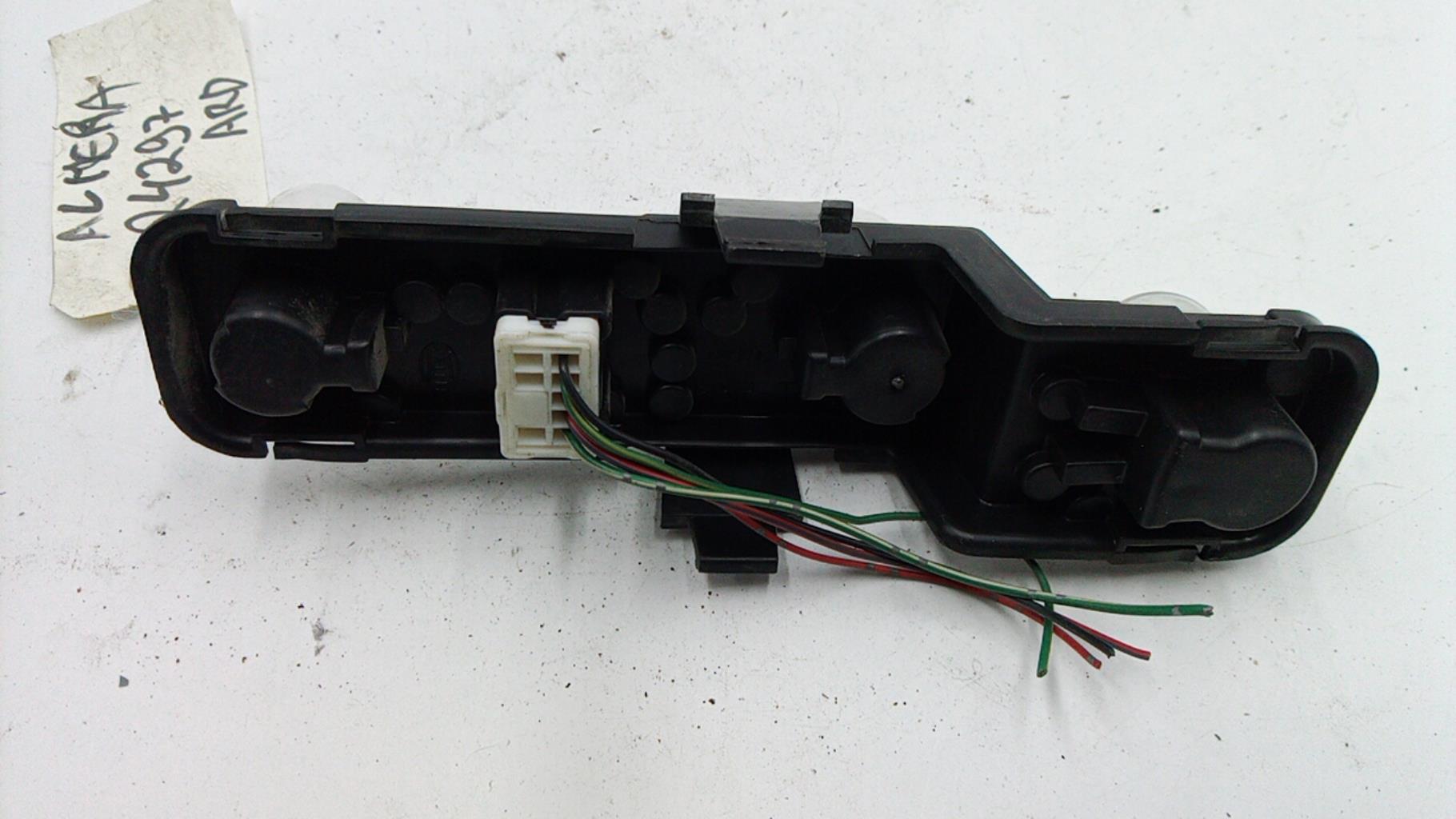 Base portalampade fanale posteriore destro NISSAN ALMERA 2 PHASE 1 Gasolina - 1
