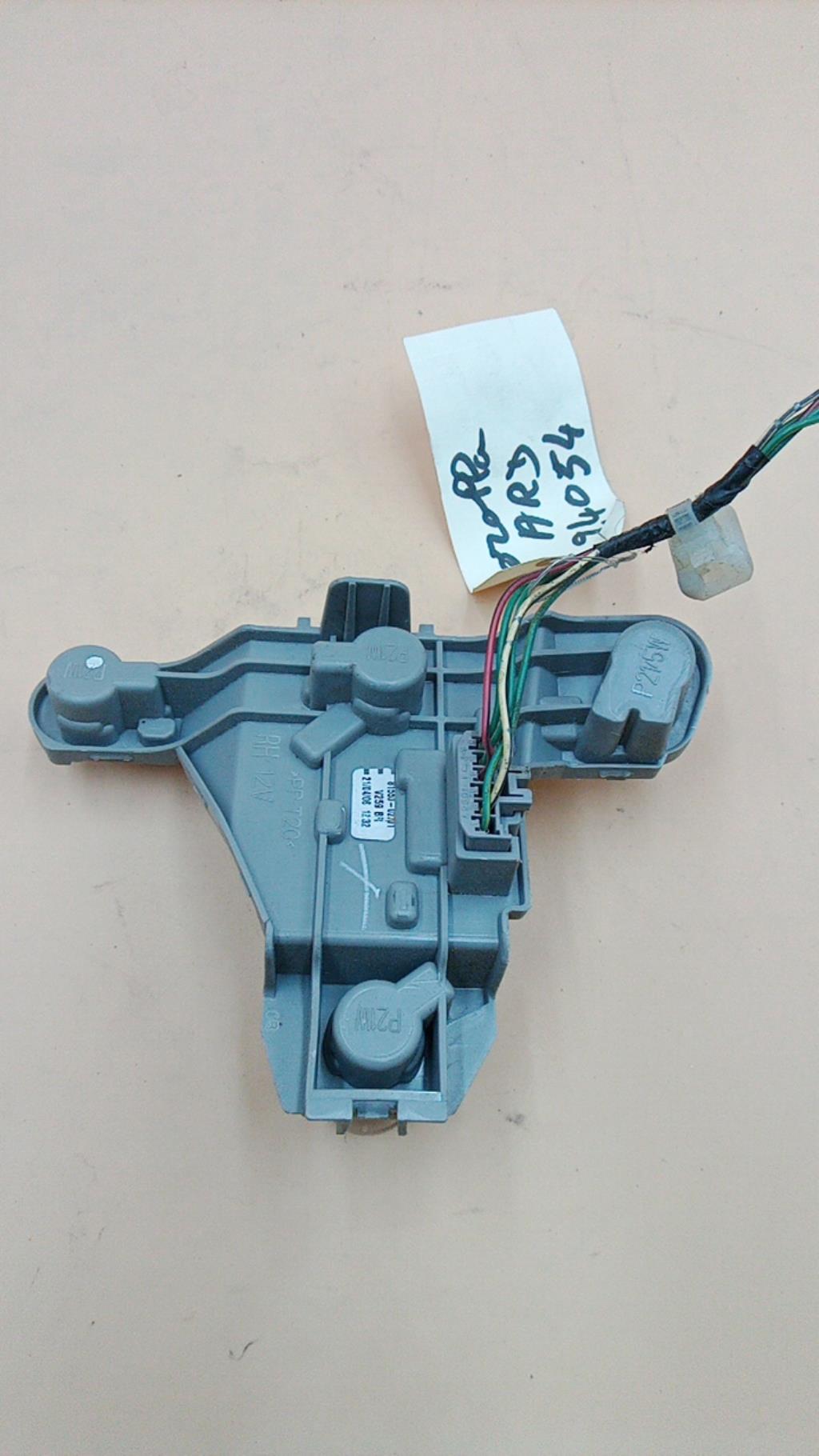 Base portalampade fanale posteriore destro TOYOTA COROLLA 10 PHASE 2 Diésel - 1