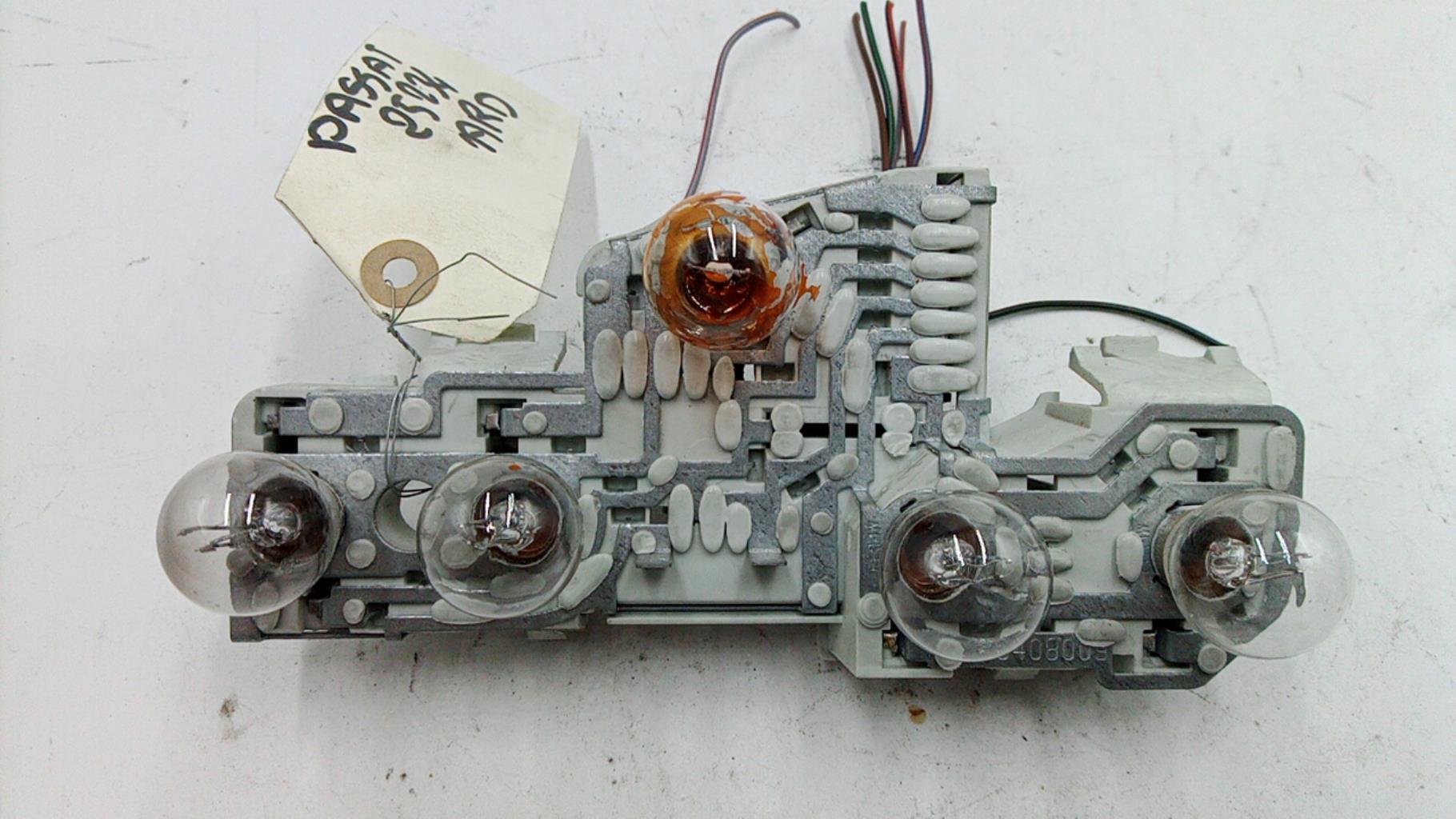 Base portalampade fanale posteriore destro VOLKSWAGEN PASSAT 4 PHASE 2 Diésel - 1