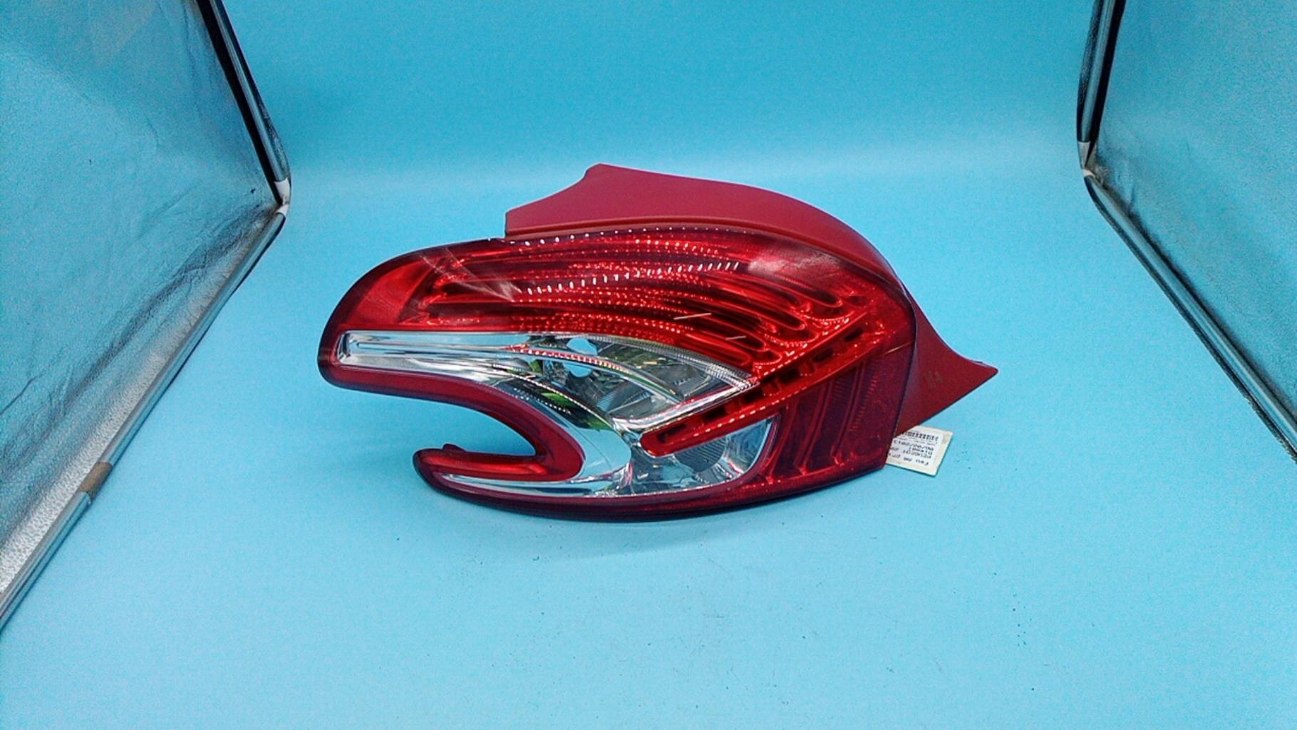 Fanale posteriore principale sinistro (luci) PEUGEOT 208 1 PHASE 1 Diésel - 1