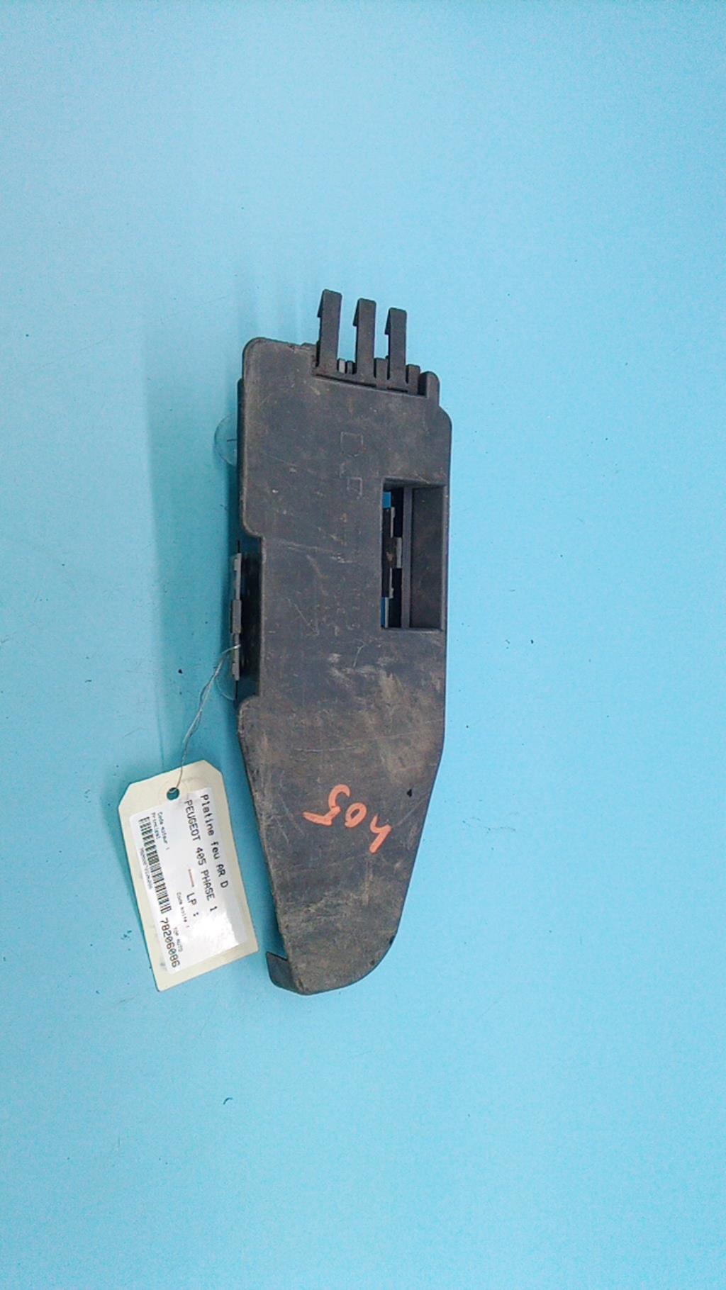 Base portalampade fanale posteriore destro PEUGEOT 405 PHASE 1  - 1