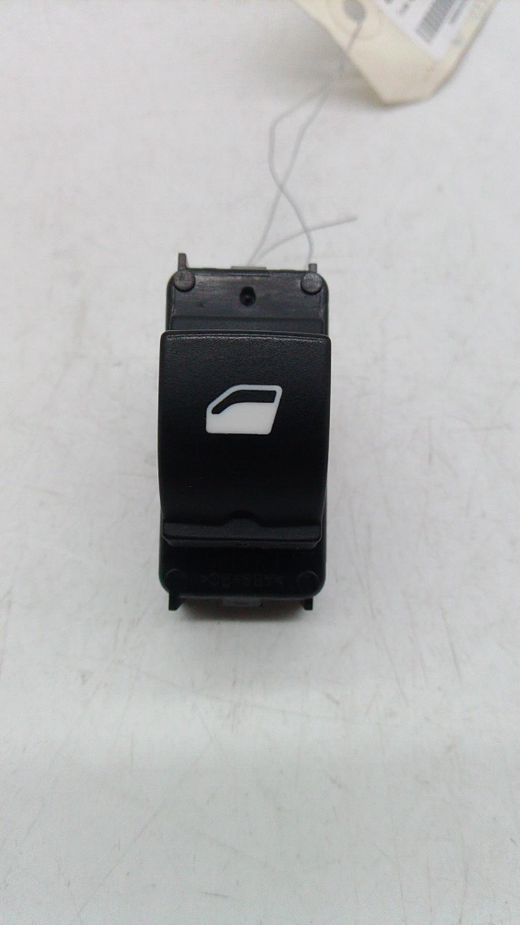 Interruttore lavacristalli anteriore destro PEUGEOT 308 2 SW PHASE 1 BREAK Diésel - 1