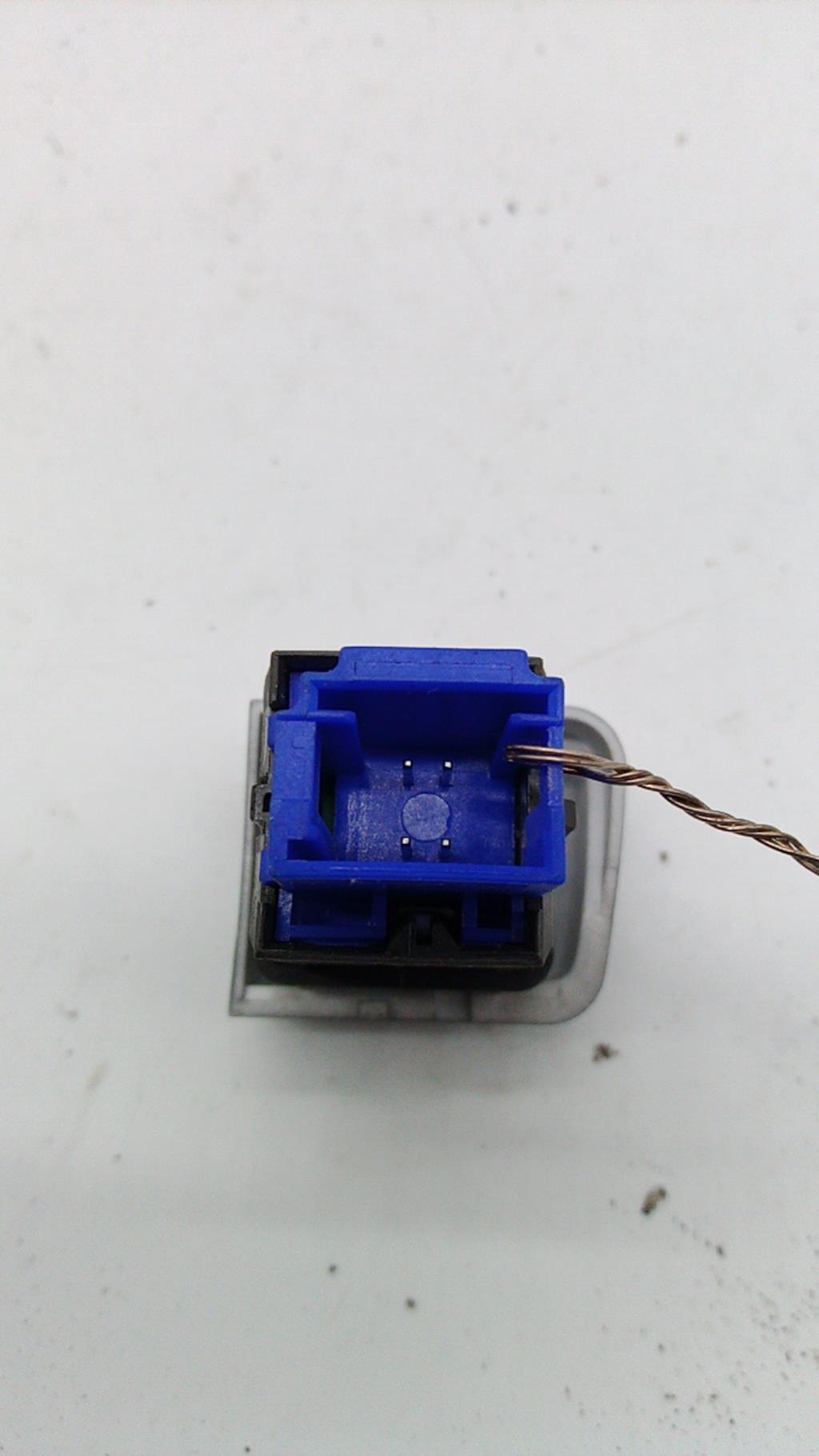 Bouton de warning PEUGEOT 208 1 PHASE 2 Essence - 1