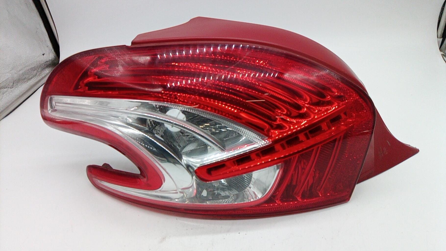 Fanale posteriore principale sinistro (luci) PEUGEOT 208 1 PHASE 1 Diésel - 1