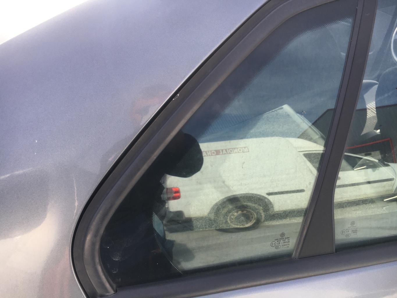 Vetro laterale fisso posteriore destro (portiera) VOLKSWAGEN JETTA 3 Diésel - 1