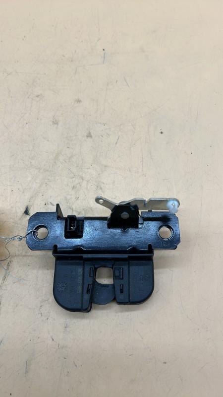 Serrure de coffre VOLKSWAGEN CADDY 3 PHASE 2 Diesel - 1