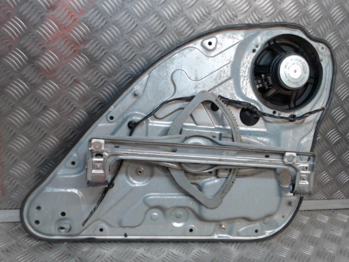 Alzacristalli manuale posteriore sinistro FORD FOCUS 2 PHASE 2 Diésel - 1