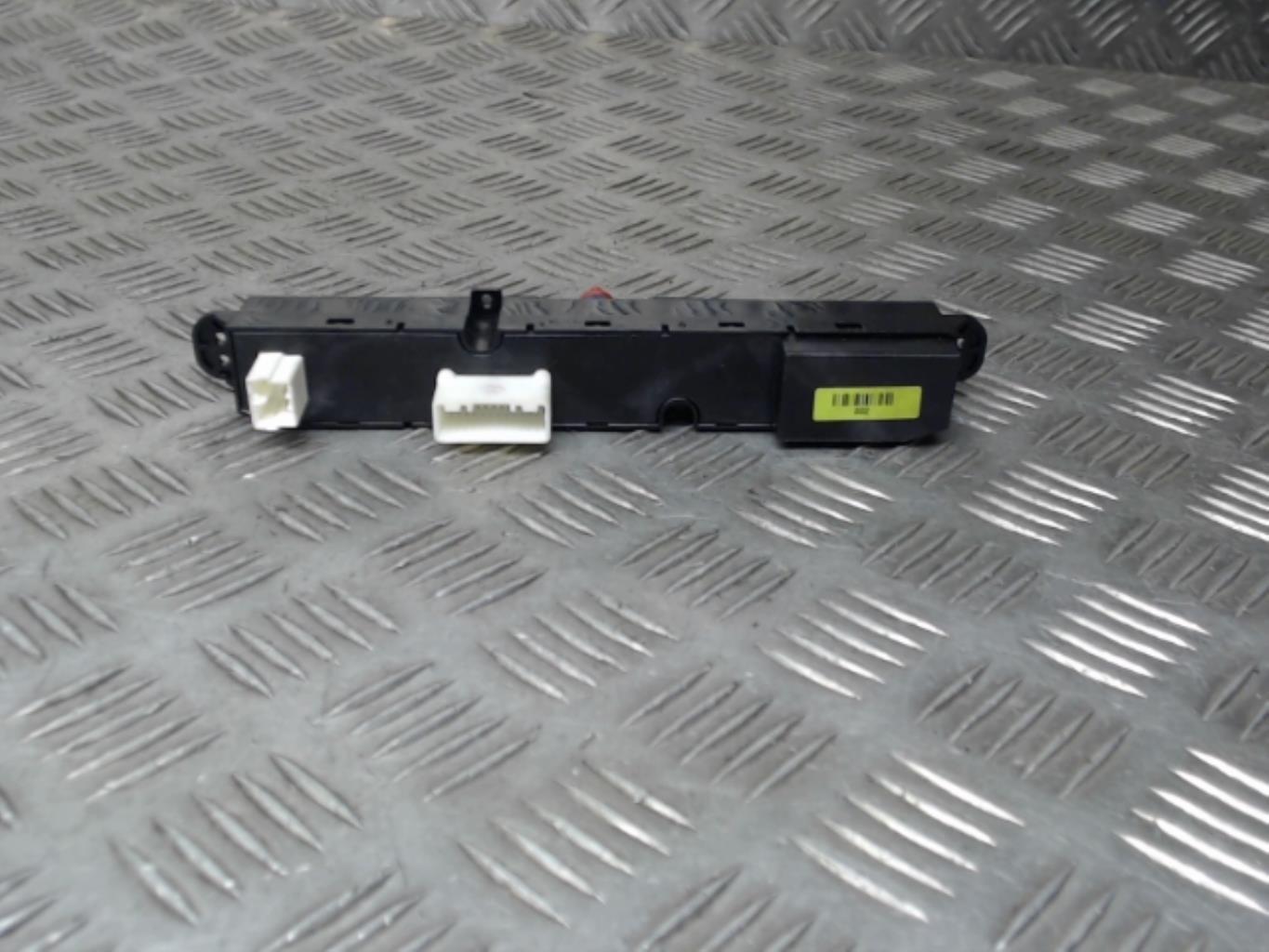 Bouton de warning KIA CEE-D 1  - 1