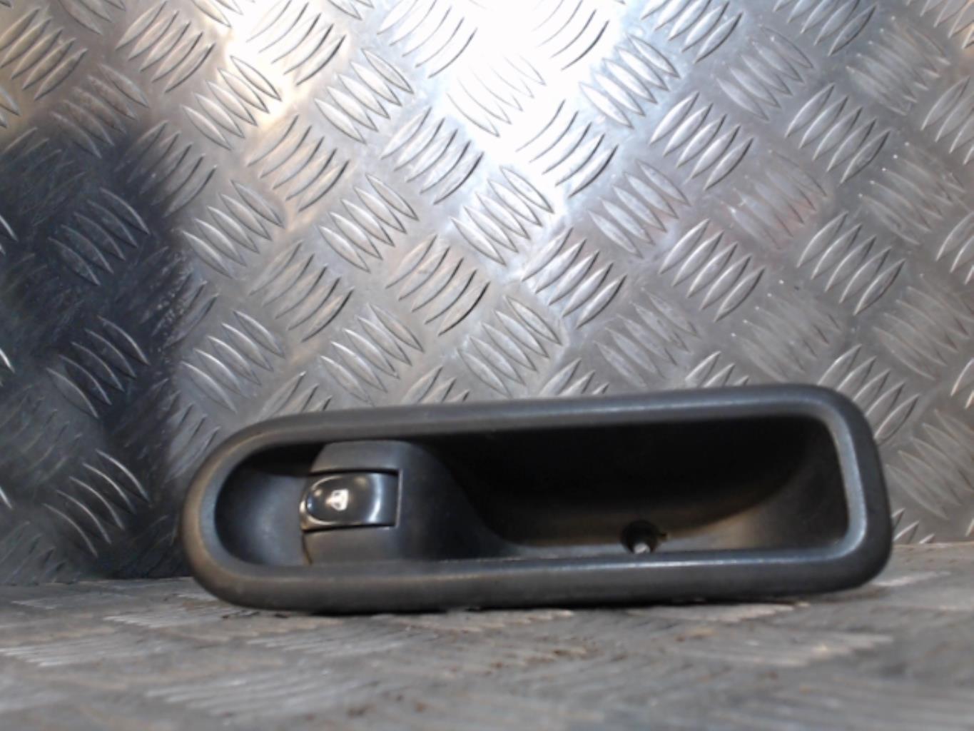 Interruttore lavacristalli anteriore destro RENAULT TWINGO 2 PHASE 1 Gasolina - 1