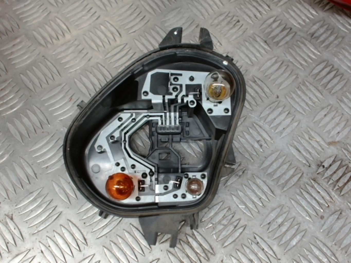 Base portalampade fanale posteriore sinistro PEUGEOT 208 1 PHASE 1 Diésel - 1