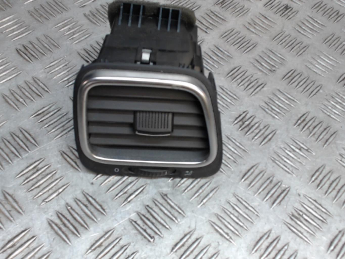Bocchetta aerazione cruscotto anteriore sinistra VOLKSWAGEN SCIROCCO 3 PHASE 1 COUPE Gasolina - 1