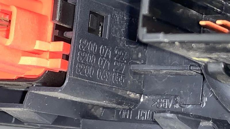 Bouton de warning RENAULT CLIO 2 PHASE 2 Essence/GPL - 1