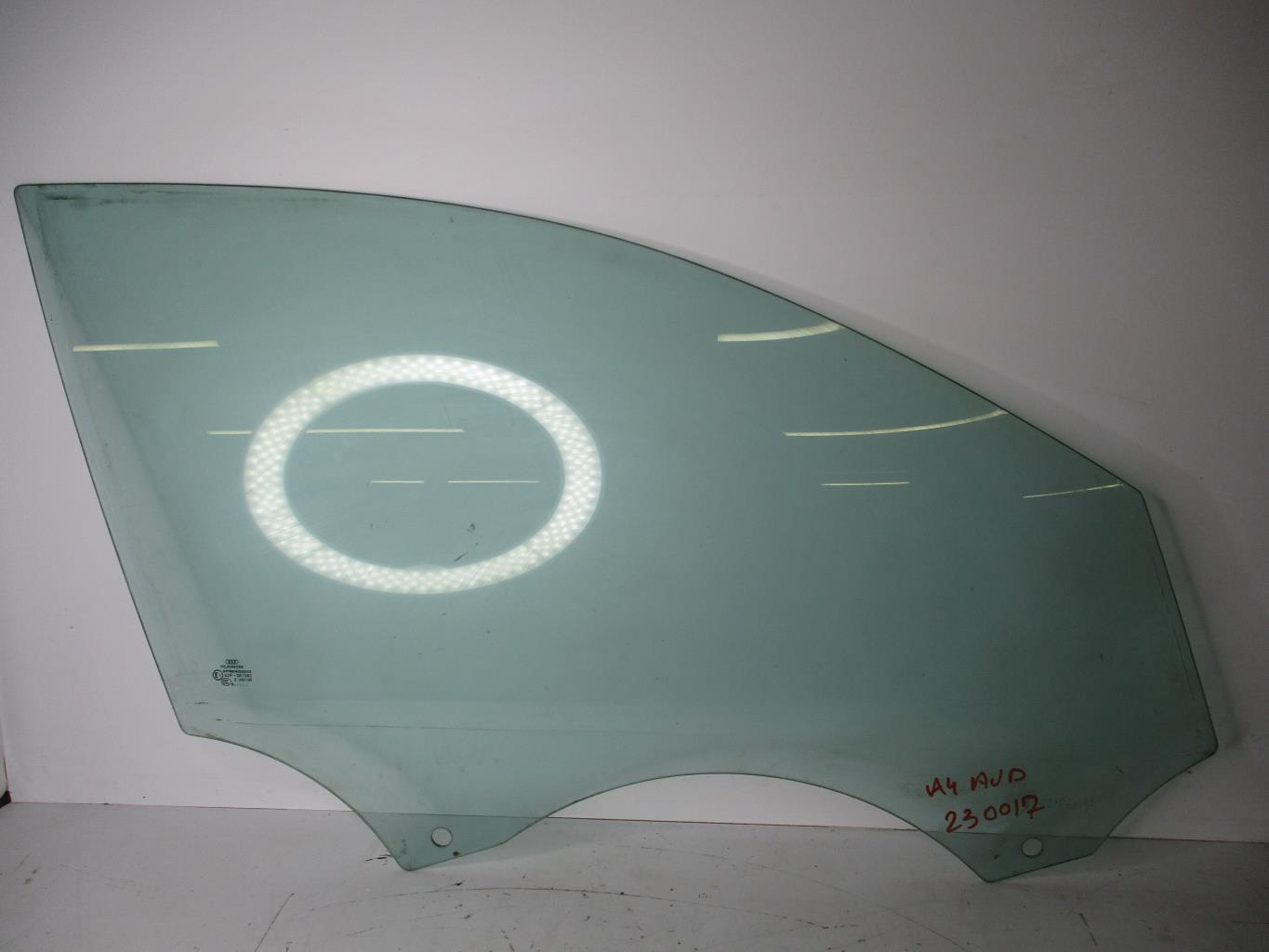 Vitre avant droit AUDI A4 3 PHASE 1 Diesel - 1