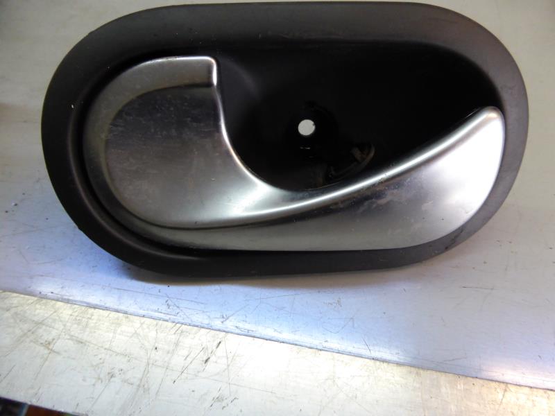 Poignee interieur arriere gauche RENAULT MEGANE 2 PHASE 1 Essence - 1