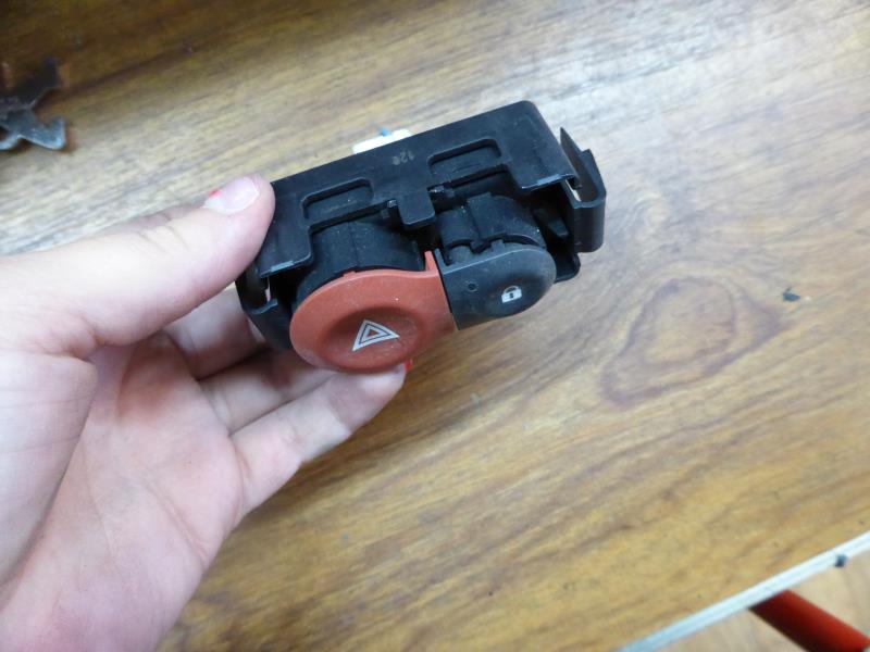 Bouton de warning RENAULT CLIO 3 PHASE 1 Diesel - 1