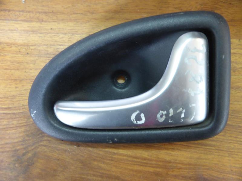 Poignee interieur avant droit RENAULT CLIO 2 PHASE 2 Essence - 1