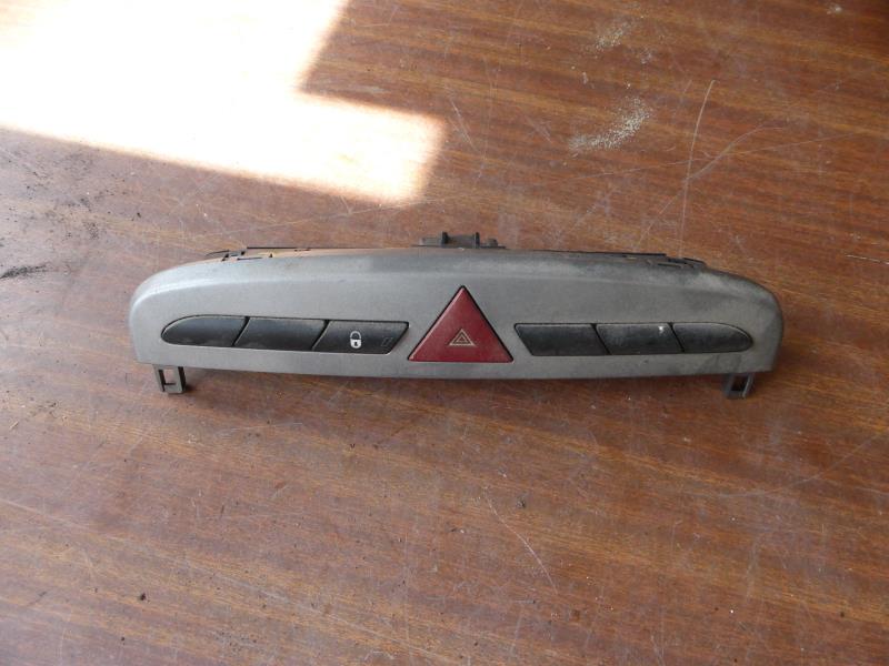 Bouton de warning PEUGEOT 308 1 PHASE 1 Essence - 1