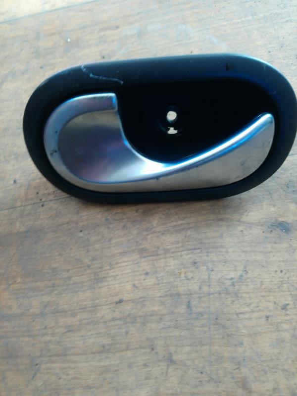 Poignee interieur arriere gauche RENAULT CLIO 3 PHASE 1 Essence - 1