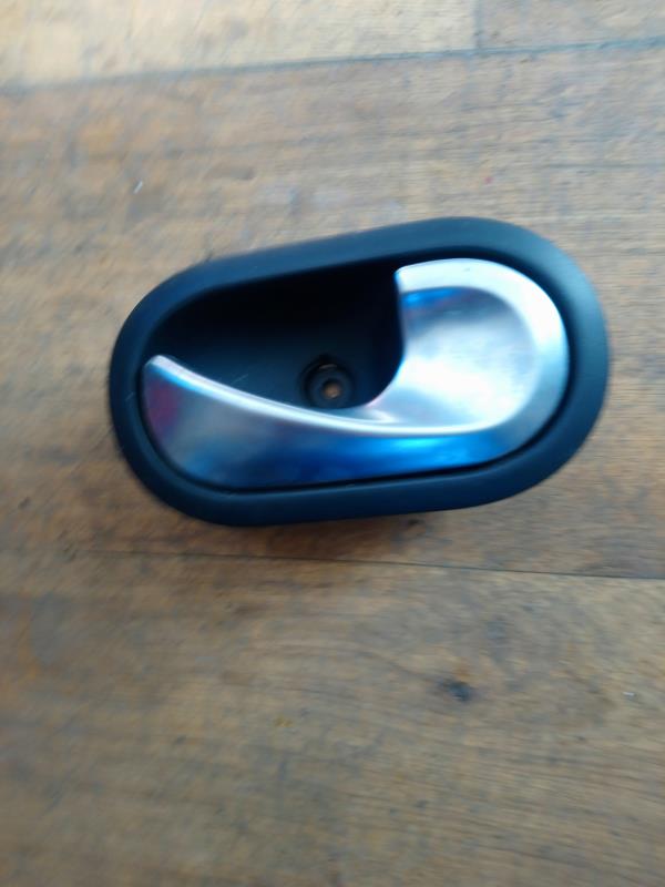 Poignee interieur avant droit RENAULT CLIO 3 PHASE 1 Essence - 1