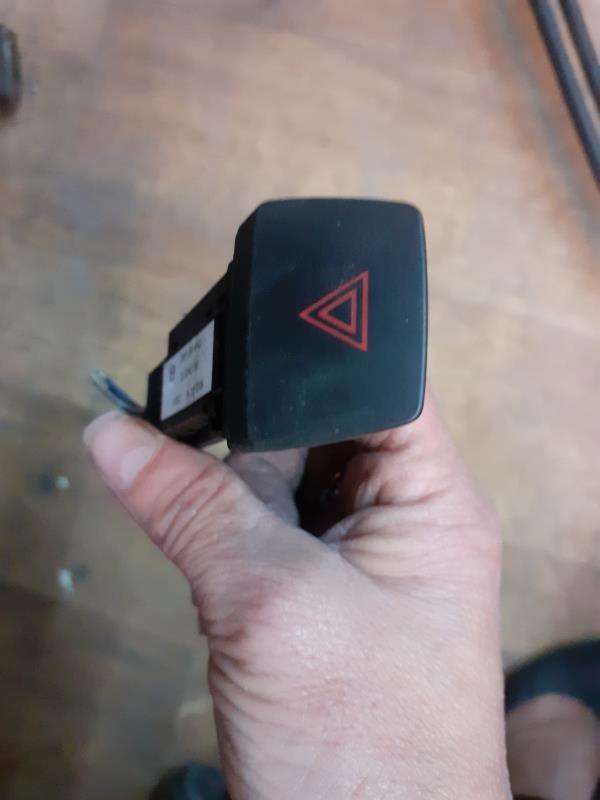 Bouton de warning MAZDA 2 2 PHASE 1 Essence - 1