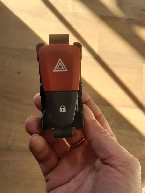 Bouton de warning RENAULT MEGANE 3 PHASE 1 BREAK Diesel - 1