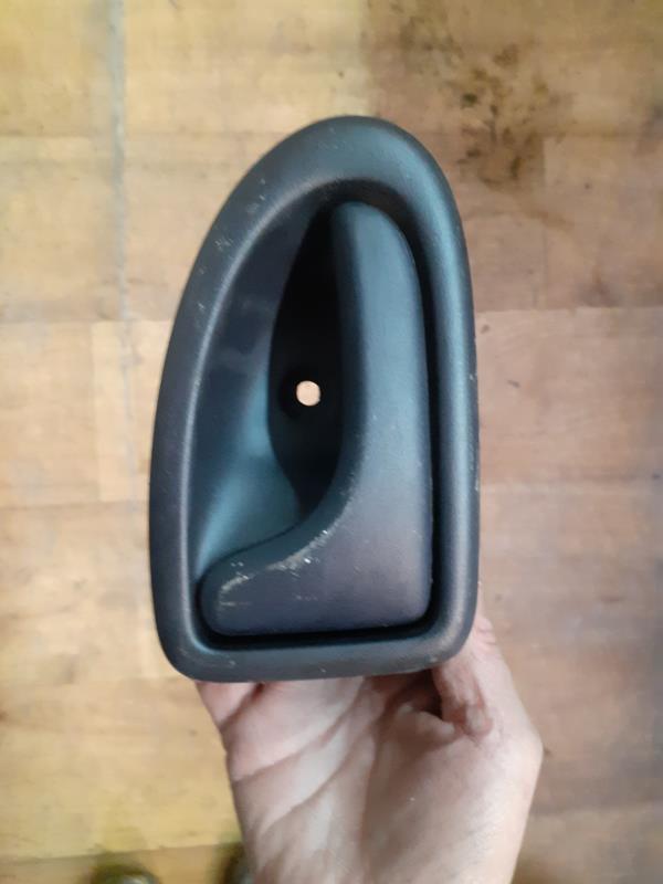 Poignee interieur arriere gauche RENAULT CLIO 2 PHASE 1 Essence - 1