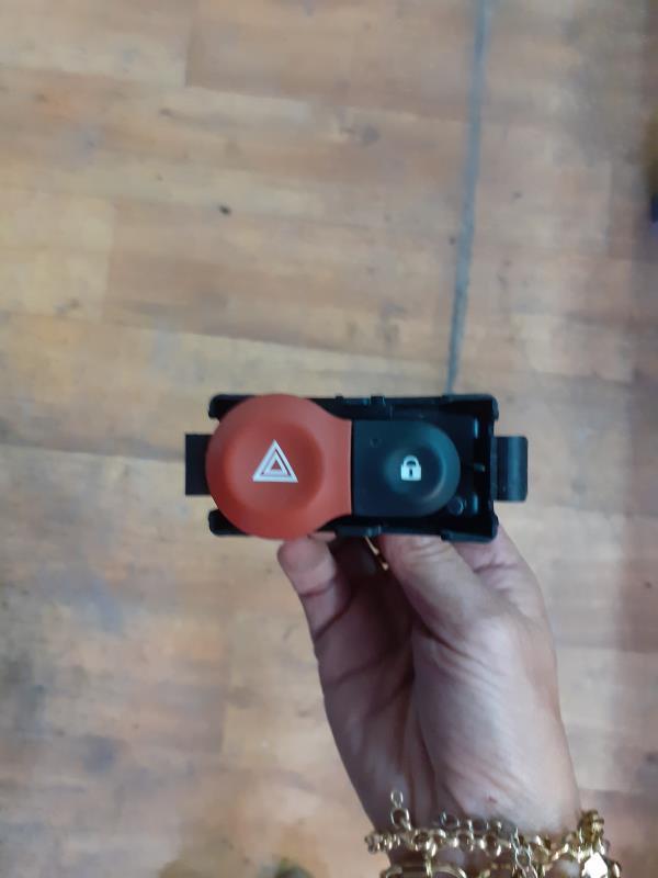 Bouton de warning RENAULT CLIO 3 PHASE 2 BREAK Diesel - 1