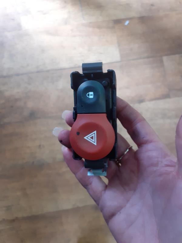 Bouton de warning RENAULT CLIO 3 PHASE 1 Essence - 1