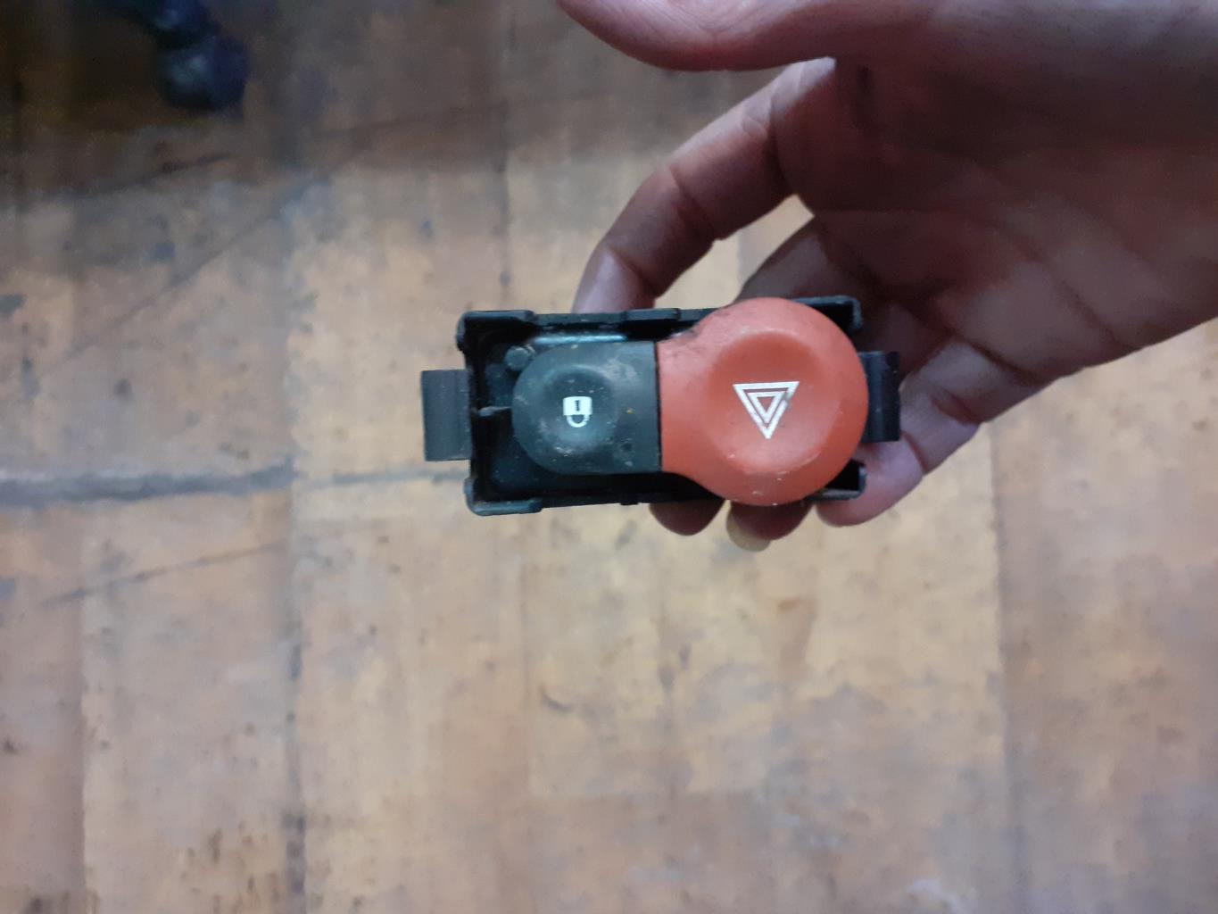 Bouton de warning RENAULT CLIO 2 PHASE 1 Essence - 1