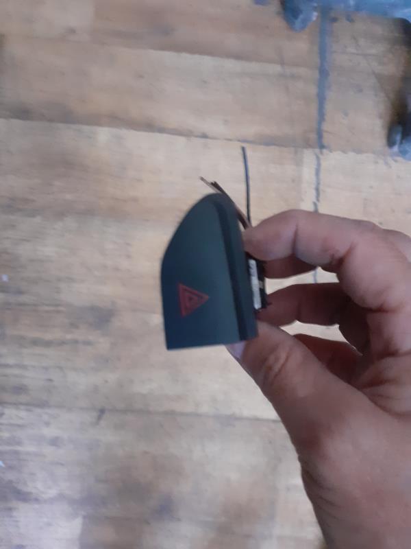 Bouton de warning RENAULT CLIO 4 PHASE 1 Diesel - 1