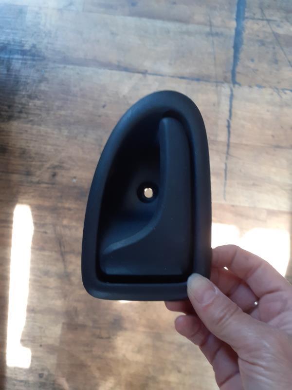 Poignee interieur arriere gauche RENAULT CLIO 2 PHASE 1 Essence - 1