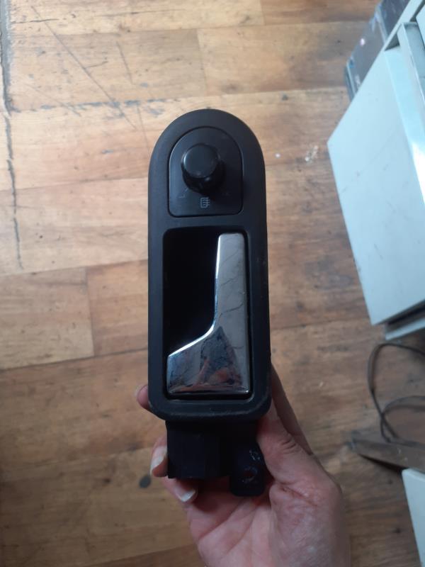 Poignee interieur avant gauche VOLKSWAGEN GOLF 4 Essence - 1