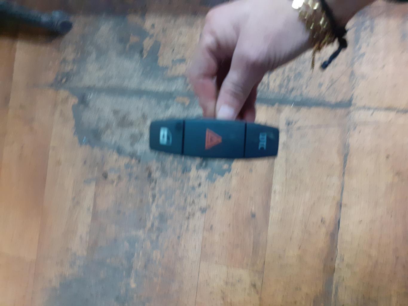 Bouton de warning BMW SERIE 1 E81 Diesel - 1
