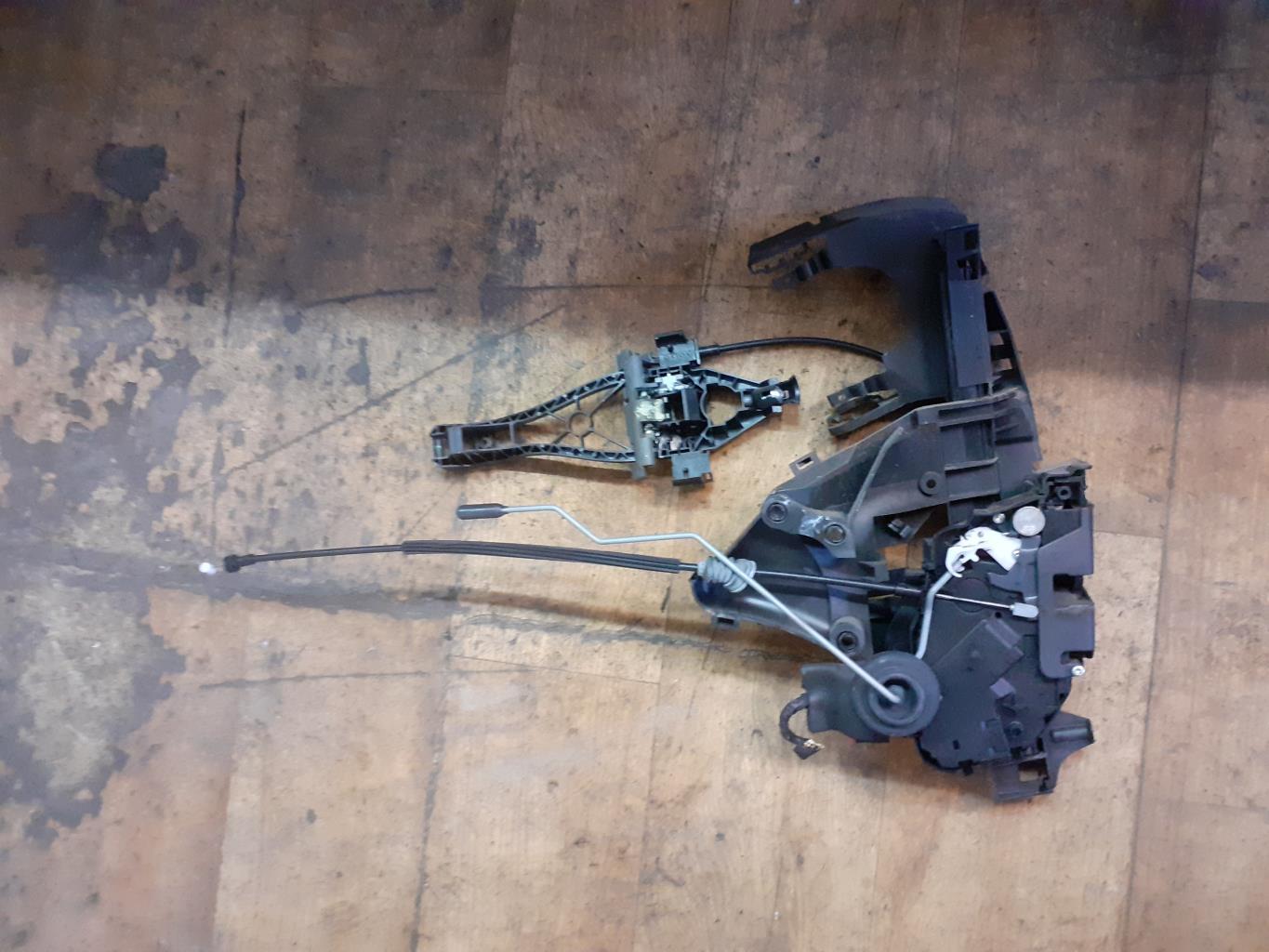 Serrure avant droit VOLVO V 50 PHASE 2 BREAK Diesel - 1