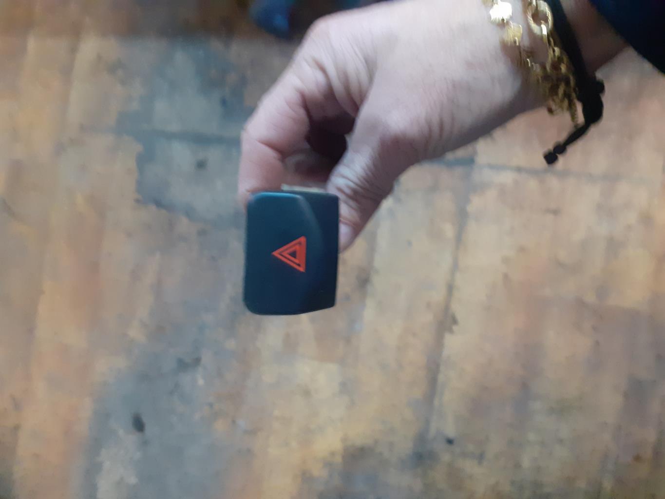 Bouton de warning NISSAN NOTE 1 PHASE 1 Essence - 1