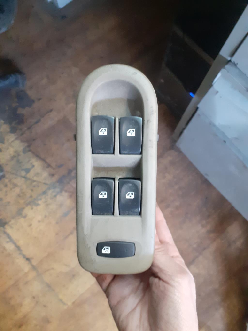 Interrupteur de leve vitre RENAULT CLIO 3 PHASE 1 Diesel - 1