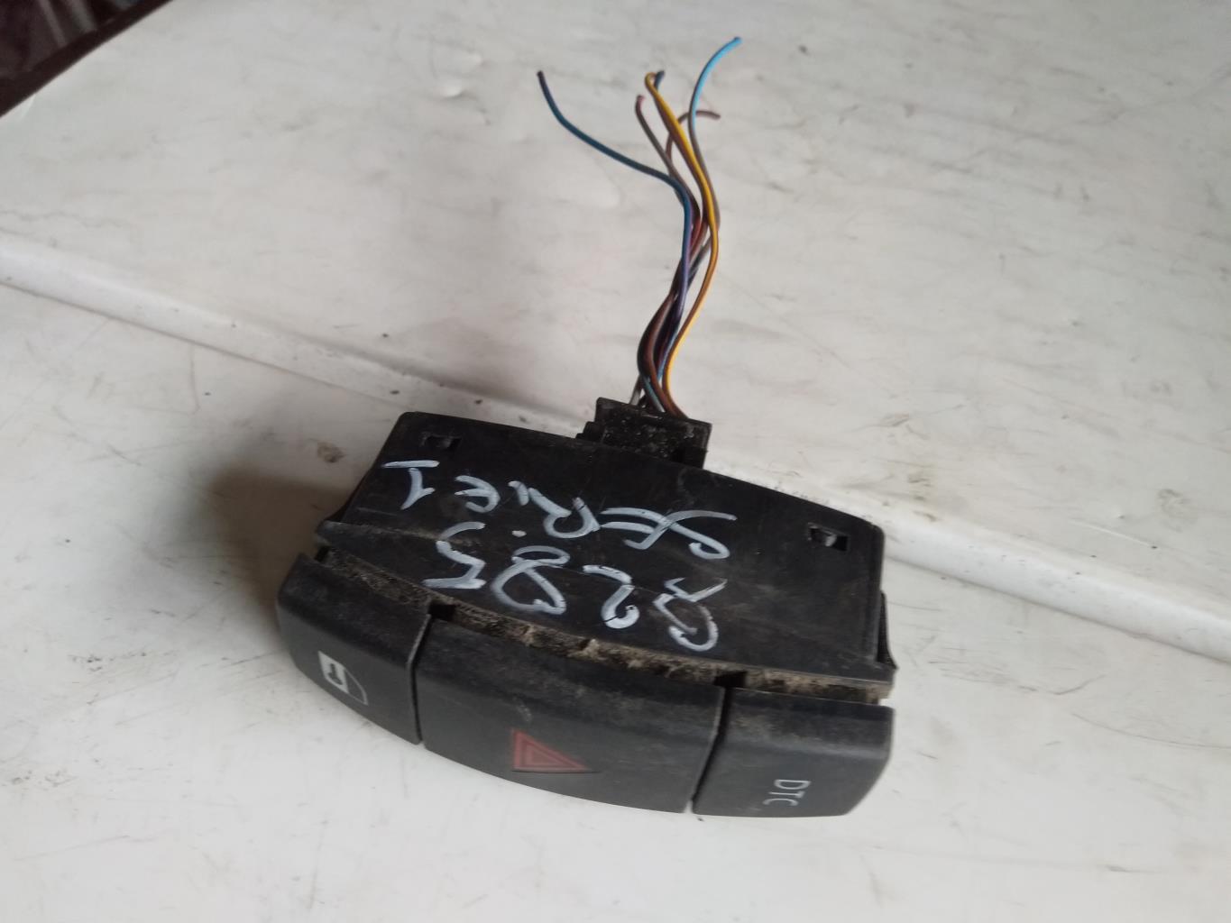 Bouton de warning BMW SERIE 1 E87 PHASE 1 Diesel - 1