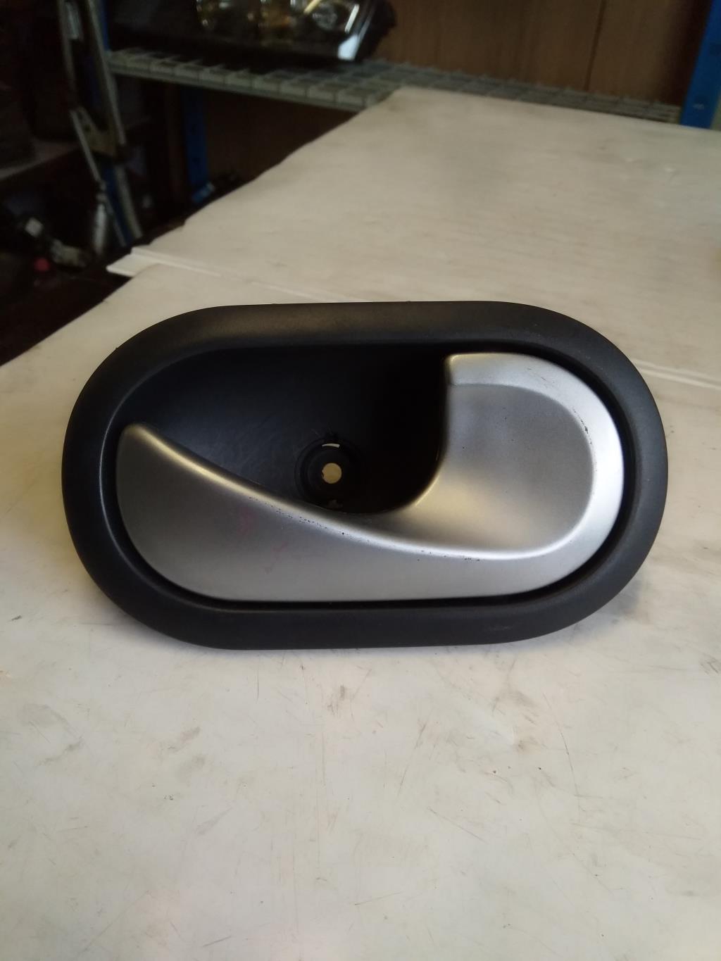 Poignee interieur avant droit RENAULT CLIO 3 PHASE 2 Diesel - 1