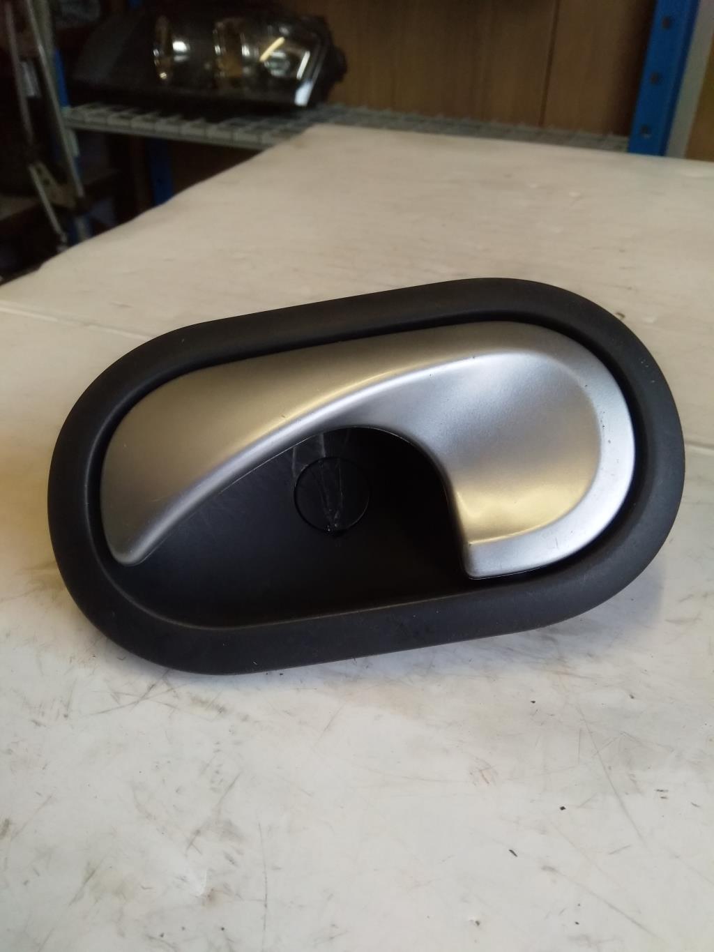 Poignee interieur avant gauche RENAULT CLIO 3 PHASE 2 Diesel - 1